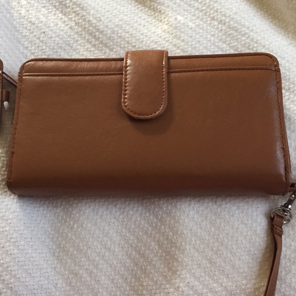 mundi Handbags - NWOT Large Mundi wallet Beige color🌷🌷🌷🌷